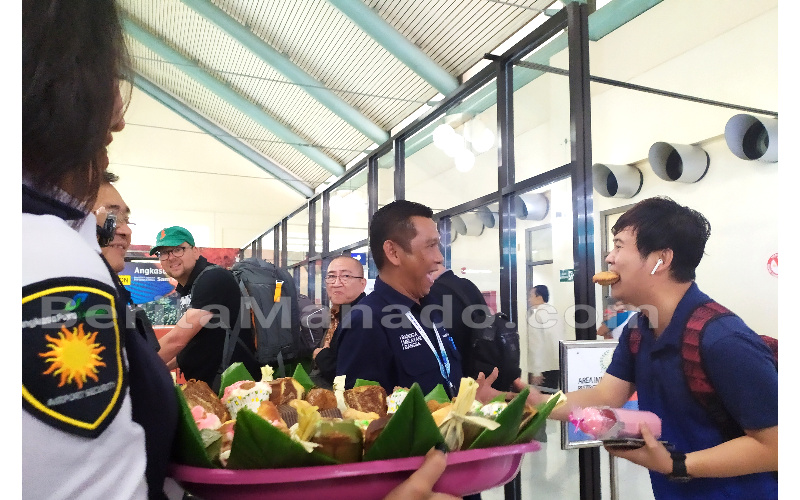 Manajemen AP 1 Bandara Sam Ratulangi Rayakan Hari Pelanggan, Panada dan Tumbler Jadi Pilihan Turis