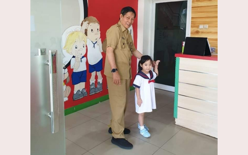 Sisi Lain Vicky Lumentut, Walikota yang Antar Cucu ke Sekolah