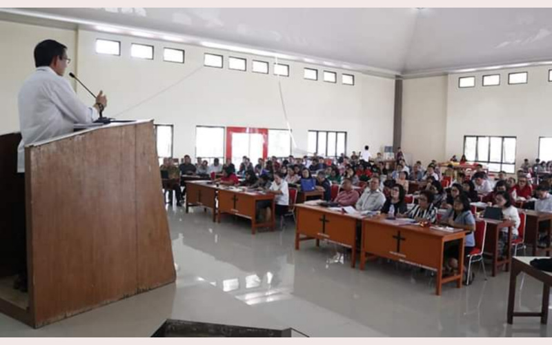 Pendeta GMIM Harus Jadi Contoh, Jadi Materi Pandangan Awam Oleh Vicky Lumentut di Semiloka