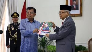 Sertijab Wapres, JK Serahkan Buku Memori Jabatan M. Jusuf Kalla Kepada Wapres Ma’ruf Amin