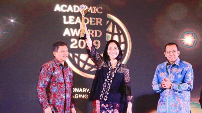 Rektor Unsrat Ellen Kumaat Pemenang Academic Leader 1 Rektor Unsrat Ellen Kumaat Pemenang Academic Leader
