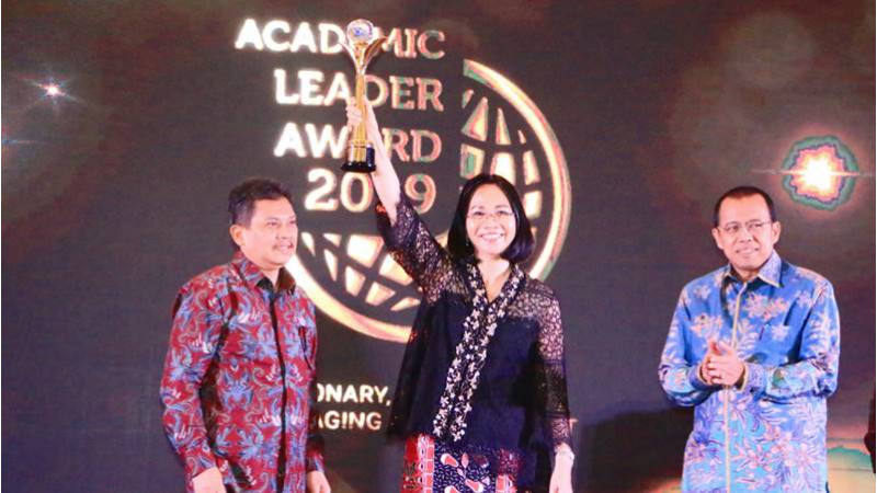 Rektor Unsrat Ellen Kumaat Pemenang Academic Leader