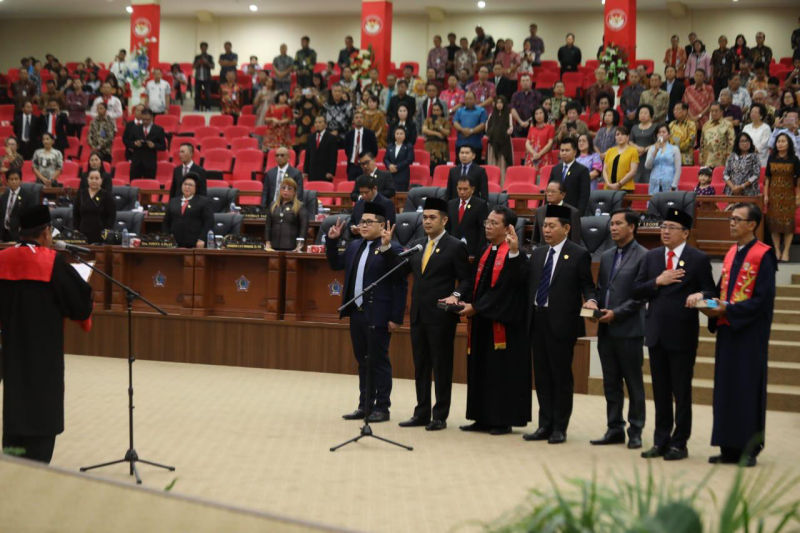 Ketua Pengadilan Manado Lantik Andrei Angouw cs Sebagai Pimpinan DPRD Sulut