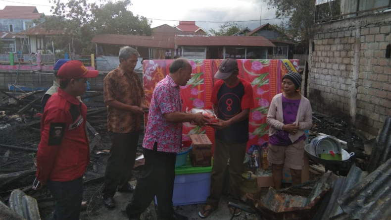 BPBD dan Dinas Sosial Minahasa Salurkan Bantuan Korban Kebakaran
