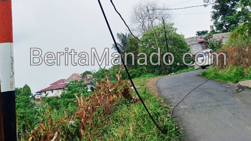 Hampir Tiga Bulan Kabel Ini Terurai di Tengah Jalan