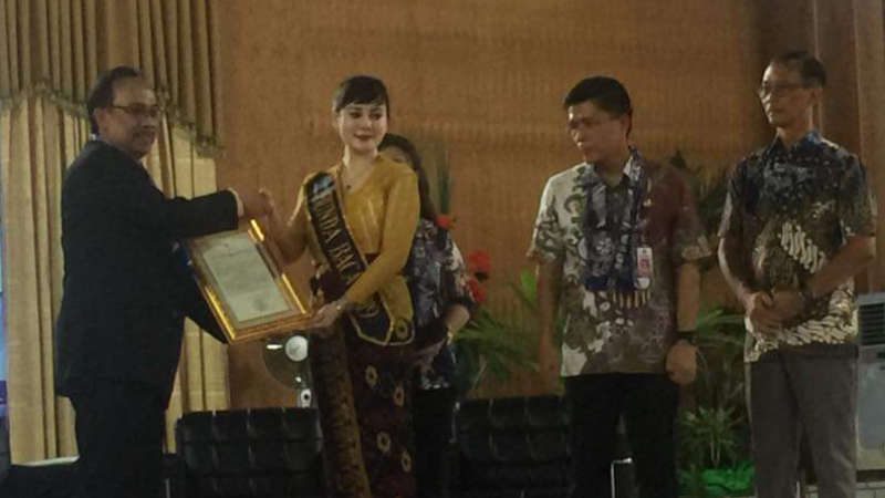 Dirut PD Klabat Estrella Tacoh Dianugerahi Gelar Bunda Baca