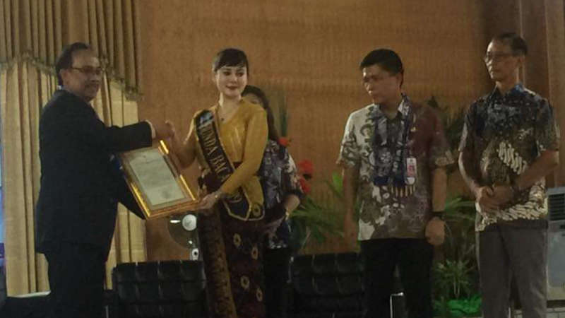 Dirut PD Klabat Estrella Tacoh Dianugerahi Gelar Bunda Baca
