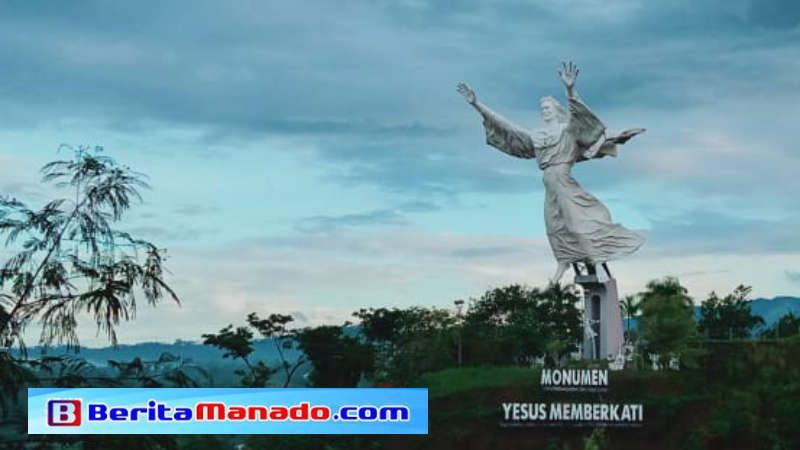 Monumen Yesus Memberkati Primadona Wisata Religi Di Manado