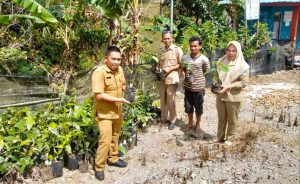 Petani Desa Bukaka Dapat Bantuan Bibit Aren
