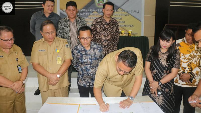 Naskah Perjanjian Hibah Daerah Tomohon Ditandatangani