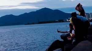 Hanya di Manado, Saksikan Sunset di Atas Batu Tengah Laut