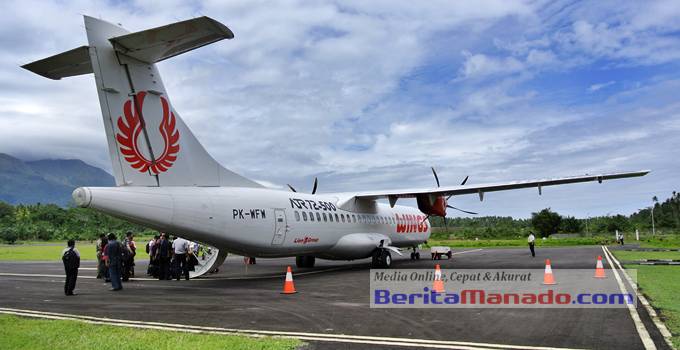 Pesawat ATR72-500 Wings Air di Bandara Udara Naha, Sangihe