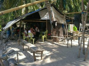 Warga Jiko Ini Tinggal di Rumah Beralaskan Pasir, Buka Pengobatan Tradisional Gratis Untuk Bertahan Hidup