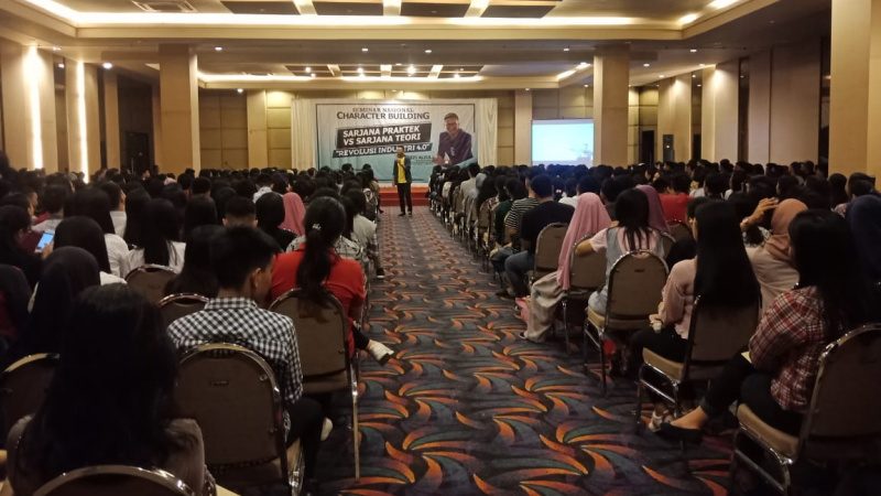 Dihadiri Ratusan Mahasiswa, Rezi Alzul bagi Cara Sukses sebelum Sarjana