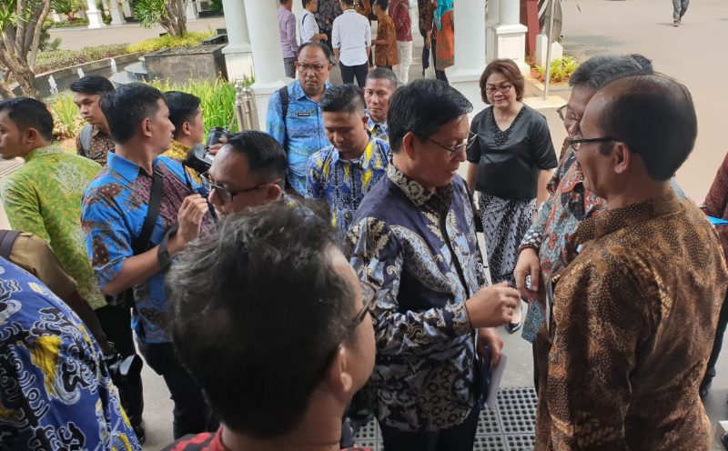 Diserahkan Jusuf Kalla, Vicky Lumentut Terima Penghargaan Top 45 Inovasi Pelayanan Publik