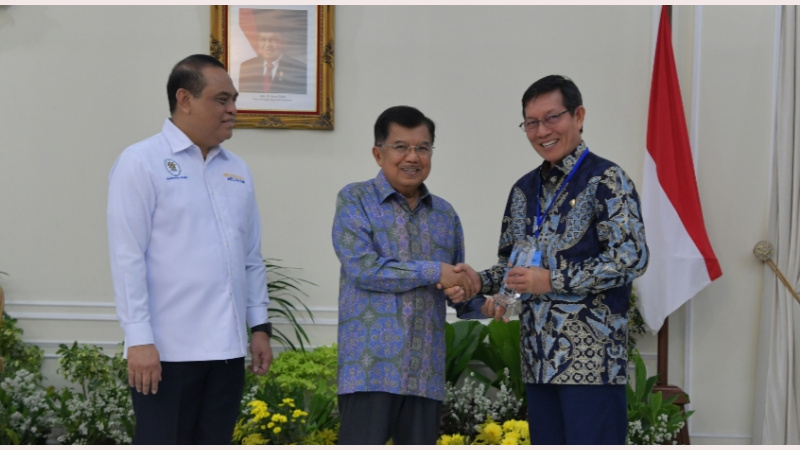 Diserahkan Jusuf Kalla, Vicky Lumentut Terima Penghargaan Top 45 Inovasi Pelayanan Publik