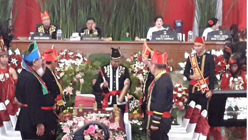 Gubernur Olly Dondokambey Dianugerahi Gelar Tonaas Wangko Um Banua 9 Gubernur Olly Dondokambey Dianugerahi Gelar Tonaas Wangko Um Banua
