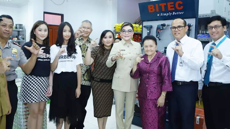 Bupati Christiany Paruntu Resmikan Toko Bangunan di Amurang