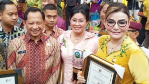 Bupati Christiany Paruntu Terima Penghargaan Dari Mendagri Tito Karnavian