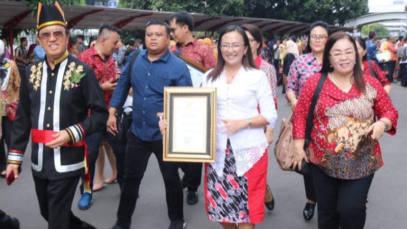 Bupati Royke Roring Terima Penghargaan Kabupaten Sehat