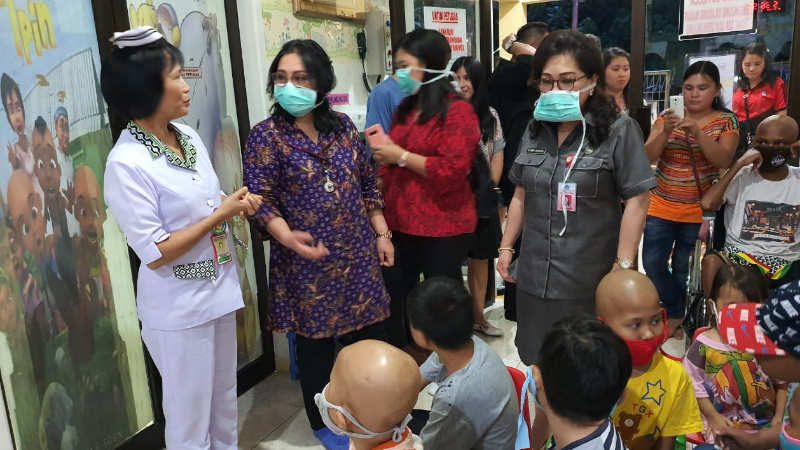 HUT Gubernur, Rita Dondokambey Berbagi Kasih di Klinik Estella