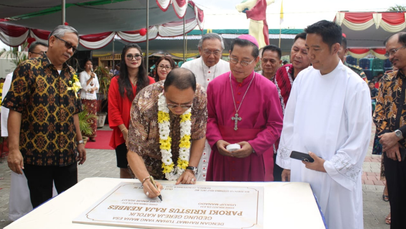 Bupati Royke Roring Beri Bantuan Untuk Gereja Katolik Kembes