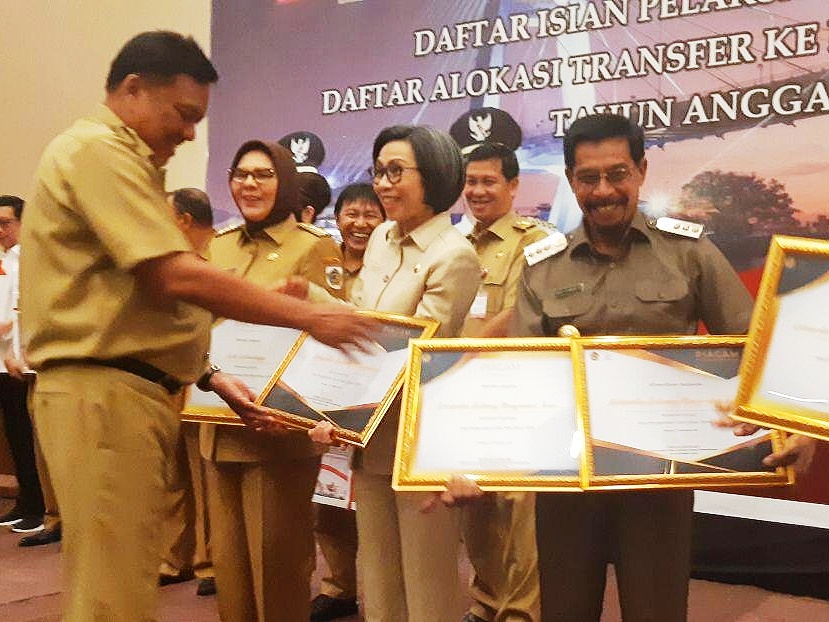 Sehan Landjar Terima Penghargaan dari Gubernur Olly Dondokambey