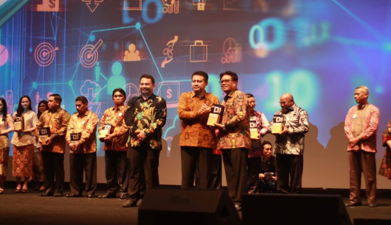 Bupati Jabes Gaghana Terima Penghargaan Indeks Kelola 2019