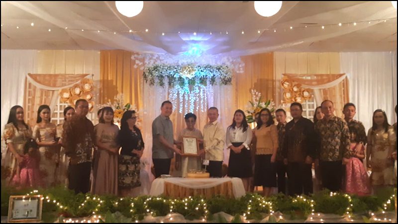 Pernikahan Emas, Jimmy Eman Serahkan Penghargaan Keluarga Harmonis Kepada Paulus dan Corneli
