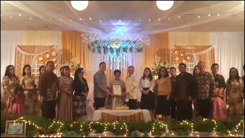 Pernikahan Emas, Jimmy Eman Serahkan Penghargaan Keluarga Harmonis Kepada Paulus dan Corneli