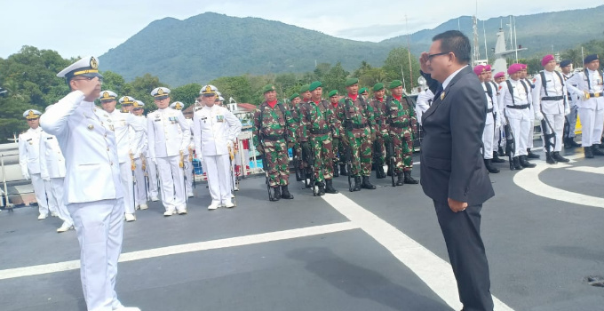 Wawali Bitung Peringati Hari Pahlawan di KRI Abd Halim Perdana Kusuma