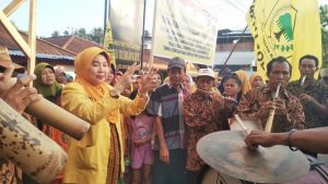 Sumardia Modeong Diarak Massa Saat Daftar Calon Bupati di Partai Golkar