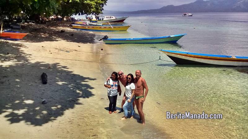 Selain pasir putih di pantai Pulau Siladen banyak pohon rindang