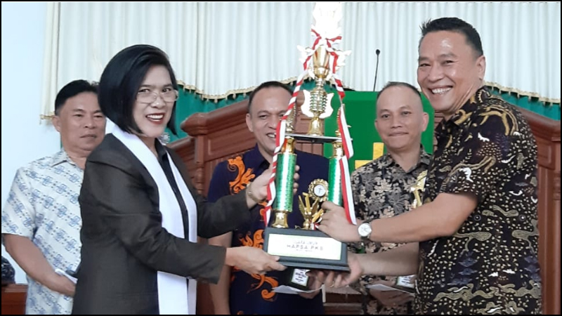 Eman Serahkan Hadiah Lomba Hapsa P/KB Wilayah Tomohon Satu