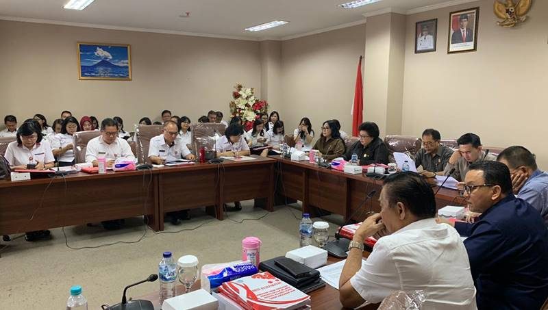 Suasana rapat anggota DPRD Sulut dan mitra kerja