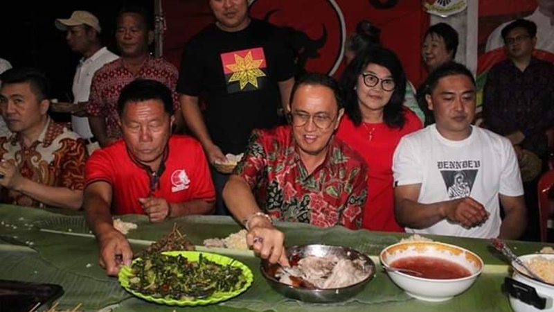 Bupati Royke Roring Makan Beralaskan Daun Pisang di Acara Ini