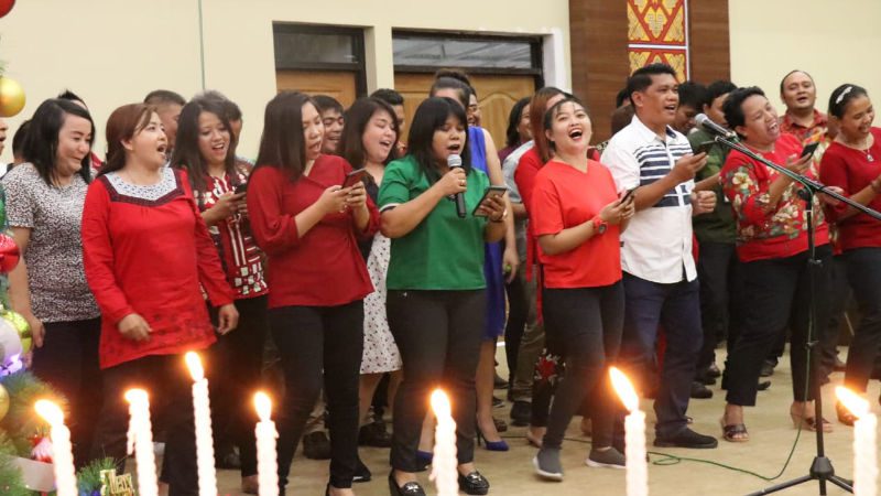 Natal Keluarga Besar DPRD Sulut Berlangsung Khidmat dan Meriah