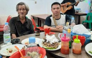 Lian Mandey Traktir Tukang Semir di Jakarta