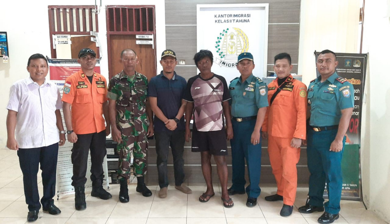 Tim SAR Manado Evakuasi Nelayan Filipina Terdampar di Pulau Lipang