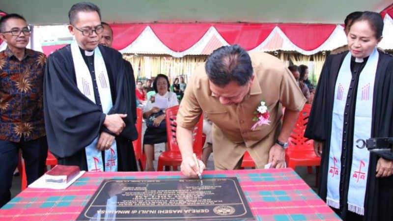 Gubernur Olly Dondokambey Rayakan HUT ke-6 Jemaat GMIM Adulam Manado 10 Gubernur Olly Dondokambey Rayakan HUT ke-6 Jemaat GMIM Adulam Manado