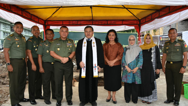 Pangdam XIII/Merdeka Tiopan Aritonang Letakkan Batu Pertama Bangunan Gedung Gereja dan Fitnes Kodam