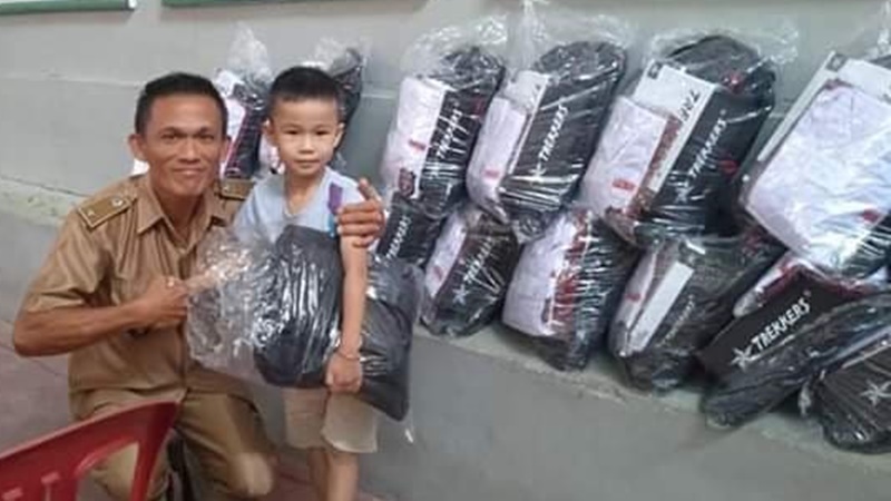 Bantuan Perlengkapan Sekolah Jadi Kado Natal dan Tahun Baru