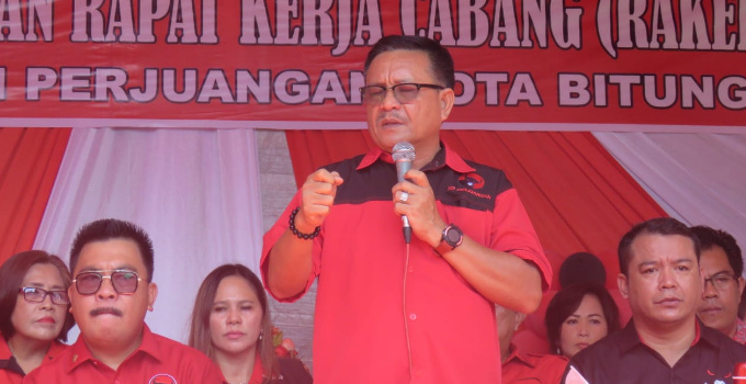 Buka Rakercab DPC PDIP Bitung, Maurits Mantiri Menitikkan Air Mata