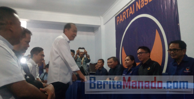 PILWALKOT BITUNG: Datang Mendaftar, Elly Lasut Temani Max Lomban Jalan Kaki ke Sekretariat NasDem