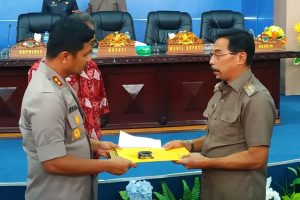 Bupati Sehan Landjar Serahkan Hibah Untuk Operasional Polres Boltim