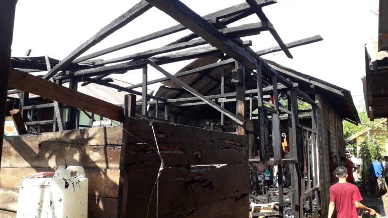 Diduga Bermain Api Lilin, Rumah Warga Buyat Satu Hangus Terbakar 8 Diduga Bermain Api Lilin, Rumah Warga Buyat Satu Hangus Terbakar