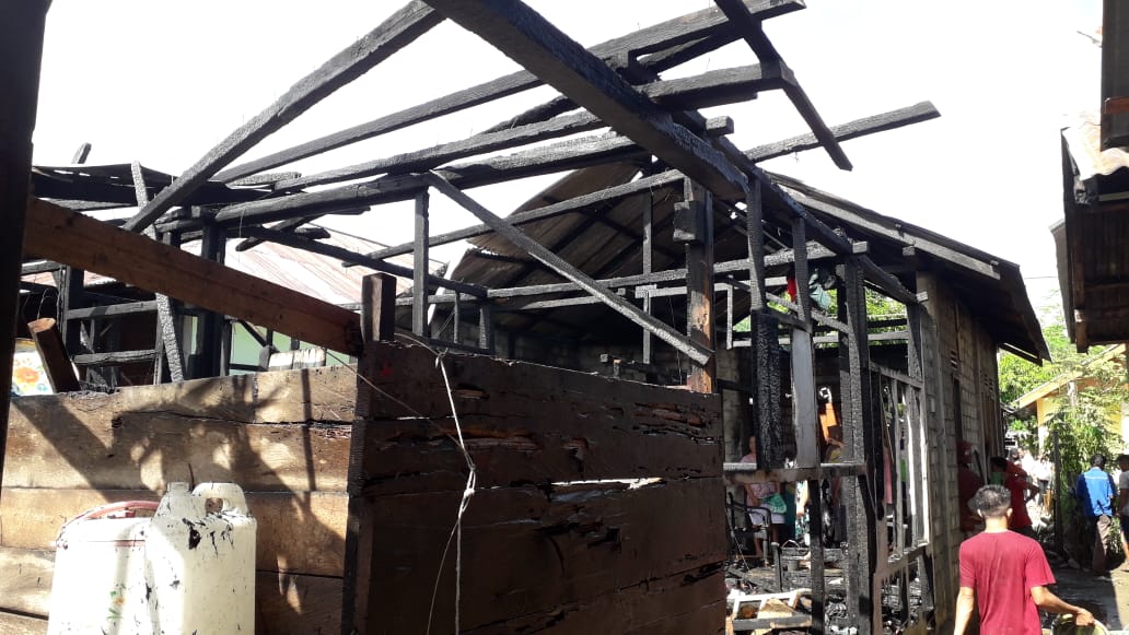 Diduga Bermain Api Lilin, Rumah Warga Buyat Satu Hangus Terbakar