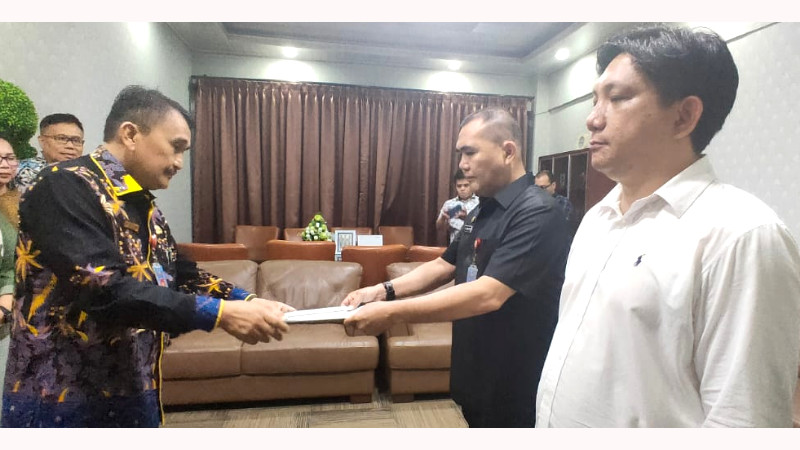 Micler Lakat Serahkan SK Plt Kasatpol PP dan Plt Kepala Dinas PUPR Manado