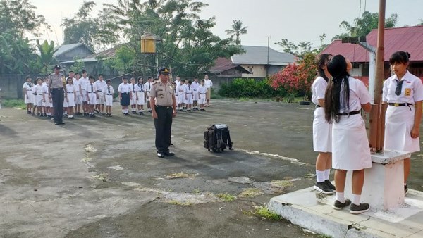 Kapolsek Tompaso Ajak Pelajar di SMP Negeri 3 Tompaso Hindari Perbuatan Negatif