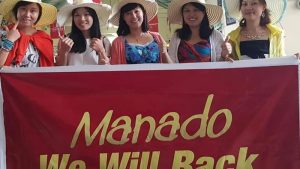 Turis China Enjoy Nikmati Suasana Malam di Boulevard Manado
